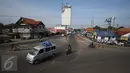 Kendaraan roda empat dengan membawa barang di atap mobil melintas di kawasan Simpang Jomin, Karawang, Jumat (1/7). Memasuki H-5 Lebaran, suasana arus mudik sudah mulai terasa di kawasan itu, meskipun masih relatif sedikit. (Liputan6.com/Immaniel Antonius)