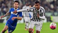 Bek kiri Juventus, Alex Sandro, menahan laju gelandang Sassuolo, Matteo Politano, pada laga Serie A di Stadion Juventus, Italia, Jumat (11/3/2016). (AFP/Giuseppe Cacace)
