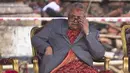 Perdana Menteri Nepal yang baru, Sushila Karki menunggu para menteri untuk diambil sumpah jabatannya oleh Presiden Nepal Ram Chandra Poudel di Gedung Kepresidenan di Kathmandu, Nepal, pada Senin 15 September 2025. (AP Photo/Niranjan Shrestha)