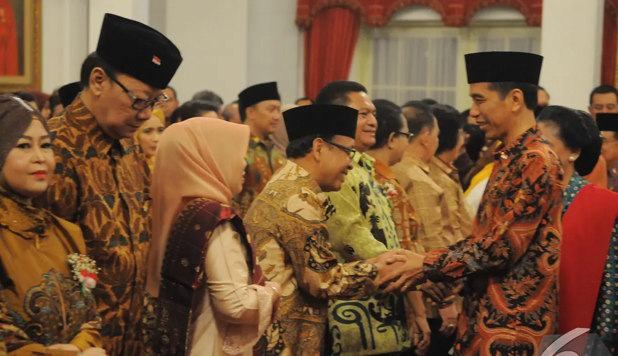 Presiden Joko Widodo memberikan ucapan selamat kepada para Menteri Kabinet Kerja usai pelantikan di Istana Negara, Jakarta, Senin (27/10/2014). (Liputan6.com/Herman Zakharia)