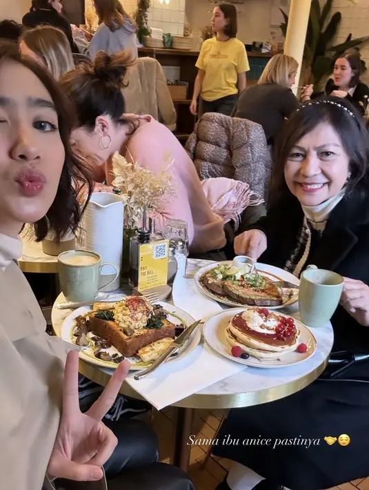 Sementara sang Mamah, tampil mengenakan coat hitam dipadukan halter neck dan celana putih panjang.  [@febbyrastanty]