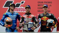 Pebalap Ducati, Andrea Dovizioso (tengah), pebalap Suzuki, Alex Rins dan pebalap Red Bull, Pol Espargaro merayakan kemenangan di podium usai balapan MotoGP Grand Prix Valencia di arena balap Ricardo Tormo, Cheste, Minggu (18/11). (Jose Jordan/AFP)