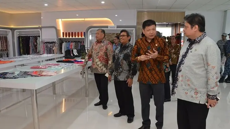 Menperin Airlangga Hartarto mendengarkan penjelasan dari Direktur Utama PT Sritex Iwan Setiawan Lukminto didampingi oleh Direktur Jenderal Industri Kimia, Tekstil dan Aneka Achmad Sigit Dwiwahjono. (Foto: Kemenperin)