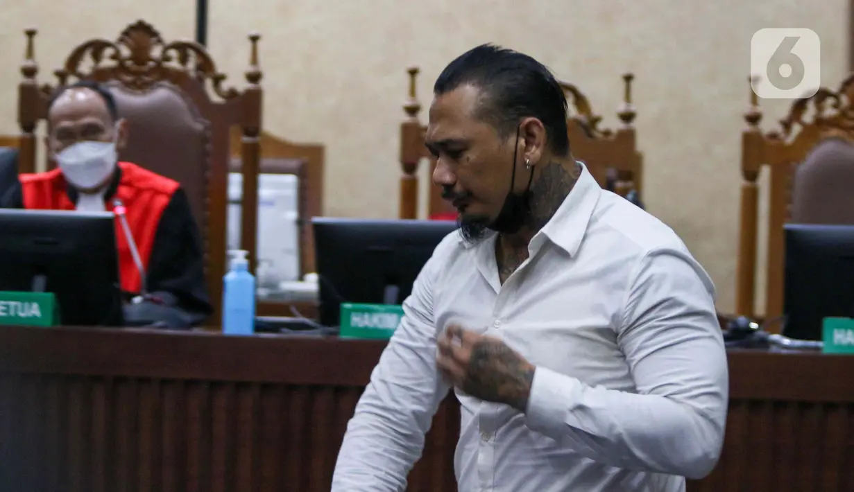 Terdakwa musisi I gede Ari Astina atau Jerinx mengikuti sidang tuntutan di PN Jakarta Pusat, Jakarta, Jumat (18/2/2022). Jerinx dituntut dua tahun penjara dan denda Rp50 juta subsider dua bulan kurungan atas kasus dugaan pengancaman kepada Adam Deni. (Liputan6.com/Herman Zakharia)