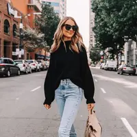 Oversiezed sweater menjadi knci tampilan gaya yang tak lekang oleh waktu. Keluarkan kembali koleksi lama untuk tampil chic di musim hujan. [Foto: Pinterest].