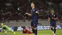 Gelandang Thailand, Supachok Sarachat, merayakan gol ke gawang Timnas Indonesia pada laga Kualifikasi Piala Dunia 2022 di SUGBK, Jakarta, Selasa (10/9). Indonesia kalah 0-3 dari Thailand. (AFP/Vitalis Yogi Trisna)