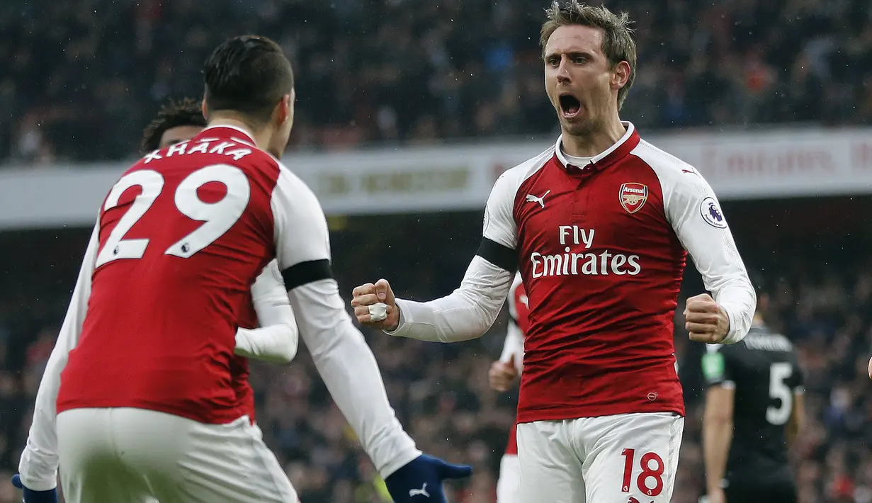 Eskpresi bahagia pemain Arsenal, Nacho Monreal (kanan) saat mencetak gol ke gawang Crystal Palace pada lanjutan Premier League di Emirates stadium, London, (20/1/2018). Arsenal menang 4-1. (AP/Frank Augstein)