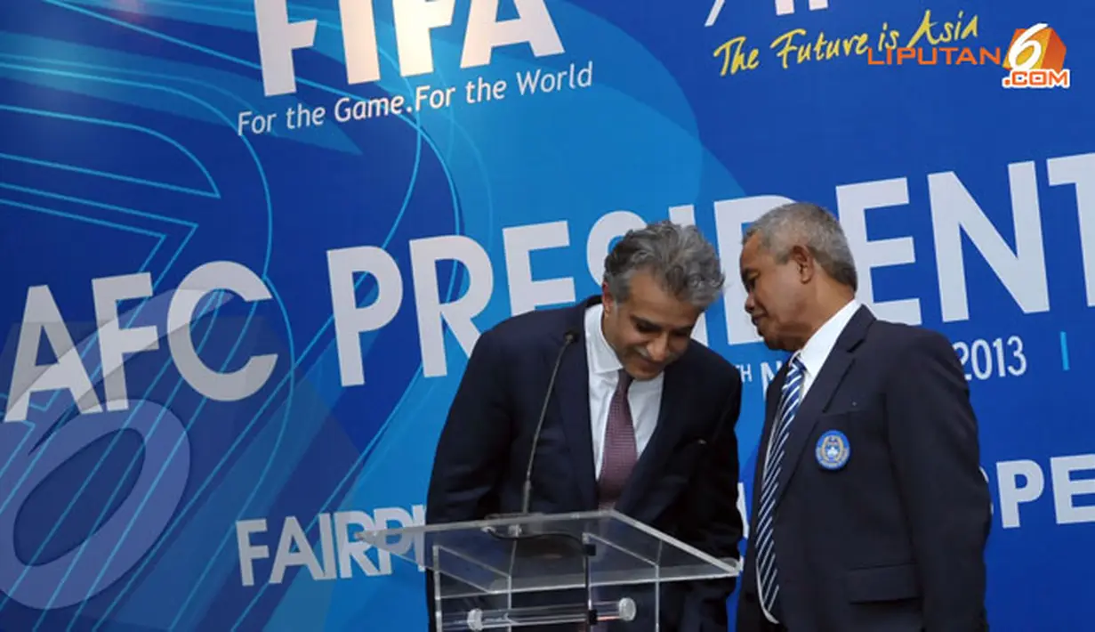 Sesekali Shaikh Salman bin Ibrahim Al Khalifa (Presiden AFC - kiri) terlihat berdiskusi dengan Ketua PSSI Johar Arifin Husin (Liputan6.com/HelmiFithriansyah)