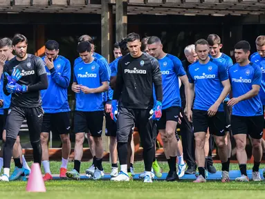 Para pemain Atalanta tiba untuk sesi latihan di tempat latihan klub di Ciserano, Bergamo, Italia (13/4/2022). Atalanta akan bertanding melawan RB Leipzig pada leg kedua perempat final Liga Europa di Stadio Atleti Azzurri. (AFP/Miguel Medina)