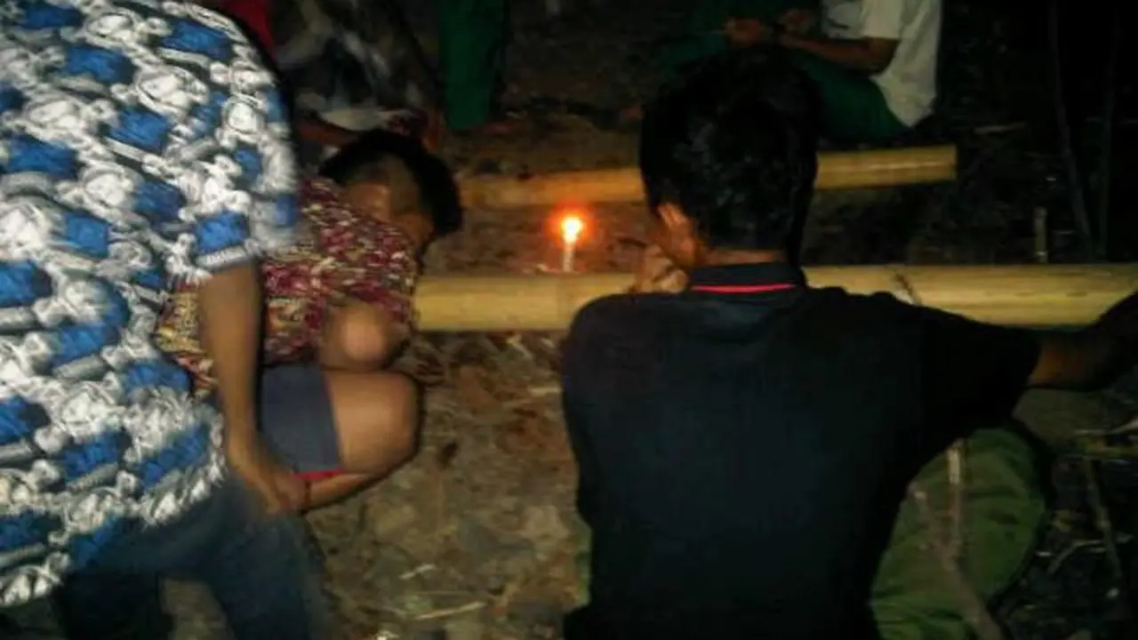 Asyiknya Bermain Petasan Bambu saat Ramadan