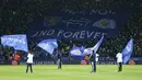 Pendukung Leicester membentangkan bendera raksasa saat laga Liga Premier Inggris melawan MU di Stadion King Power, Inggris, Sabtu (28/11/2015). (Reuters/Eddie Keogh)