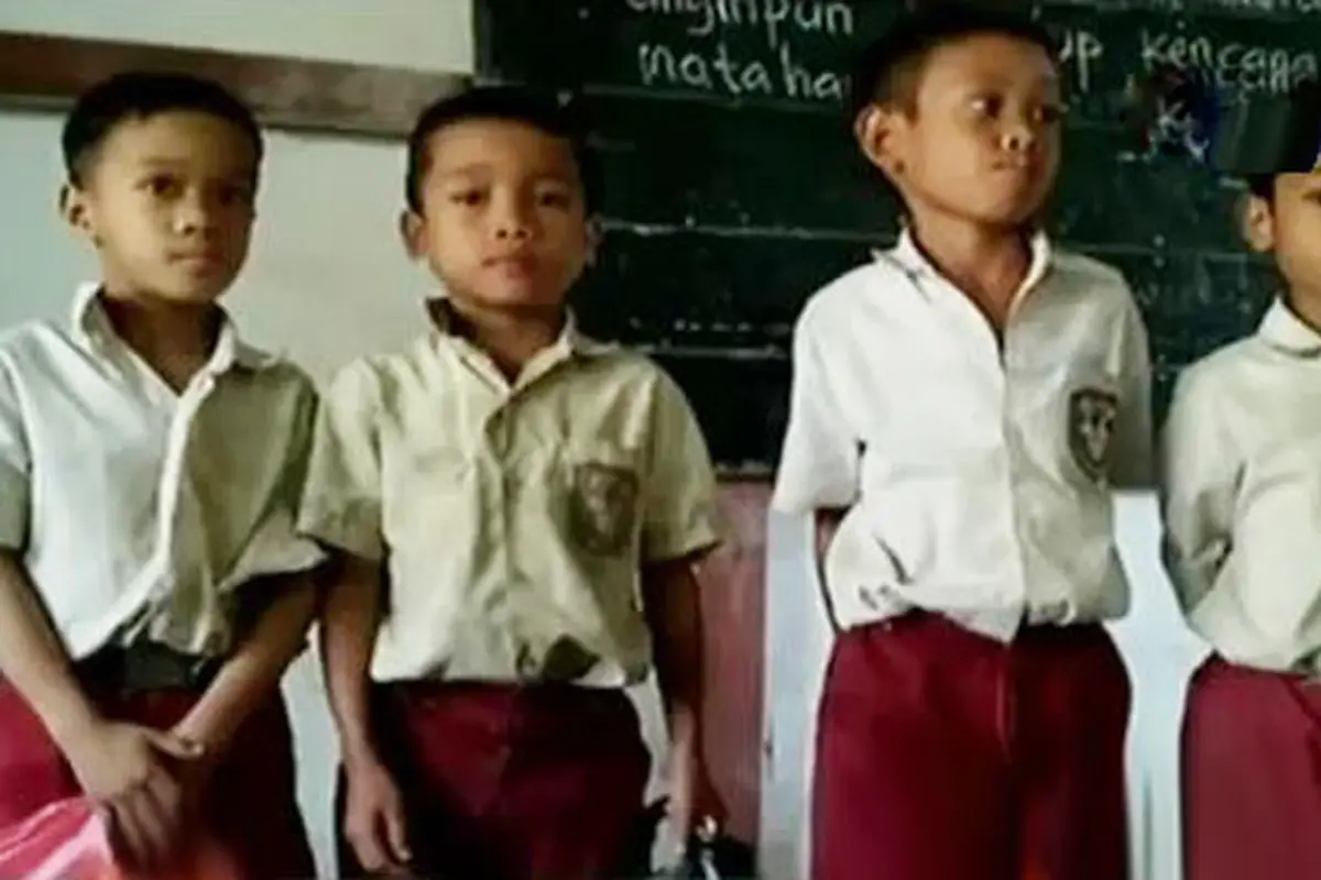 Jokowi Kirim Alat Sekolah untuk Siswa di Perbatasan Kalbar