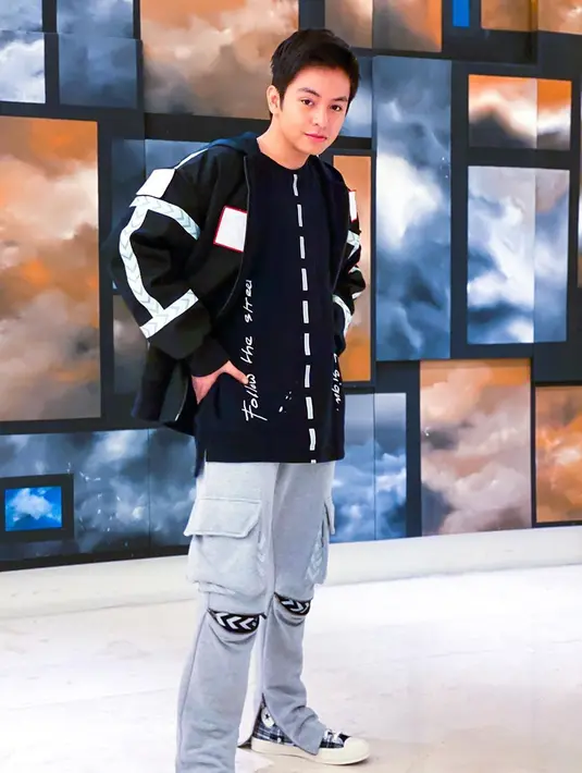 Angga Yunanda memang cukup sering memadukan kaus dengan jaket. Meski begitu, gaya kasual dari Angga ini tetap terlihat stylish dan menawan. (Liputan6.com/IG/@anggayunandareal16)