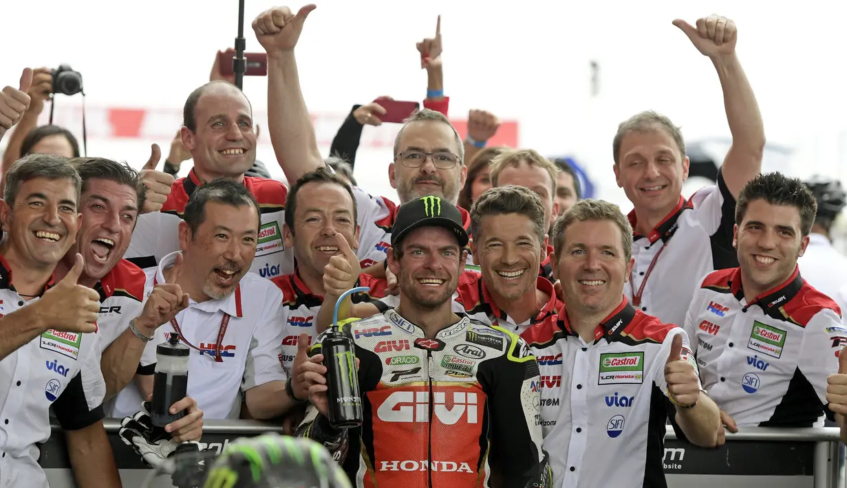 Pebalap LCR Honda, Cal Crutchlow (tengah), merayakan gelar juara pada MotoGP Argentina di Sirkuit Termas de Rio Hondo, Minggu (8/4/2018). Pebalap Inggris itu mencatatkan waktu 40 menit 36.342 detik. (AFP/Juan Mabromata)
