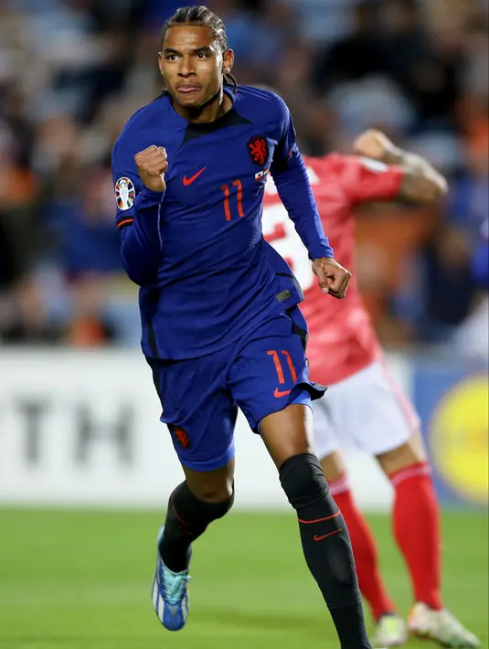 <p>Calvin Stengs (10&rsquo;, 50&rsquo;, 62&rsquo;) jadi bintang pada laga ini. Pemain sayap milik Feyenoord ini mencetak tiga gol dari hanya tiga kesempatan menembak. (AP Photo/Joao Matos)</p>