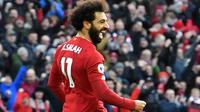 Gelandang Liverpool, Mohamed Salah, merayakan gol yang dicetaknnya ke gawang Watford pada laga Premier League di Stadion Anfield, Liverpool, Sabtu (14/12). Liverpool menang 2-0 atas Watford. (AFP/Paul Ellis)
