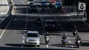 Kendaraan Roda dua melintasi Jalur Khusus Sepeda Motor dijalan Medan Merdeka Barat, Jakarta, Jumat (21/8/2020). Dalam pergub tersebut  Pemprov DKI Jakarta mengatur kendaraan yang diperkenankan melintas di wilayah ganjil genap. (Liputan6.com/Johan Tallo)