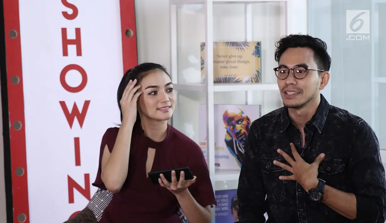 Citra Kirana dan Darius Sinatrya saat wawancara film barunya yang berjudul ASIH "From The Danur Universe" di kantor KLY, Gondagdia, Jakarta, Selasa (2/10). (Liputan6.com/Herman Zakharia)