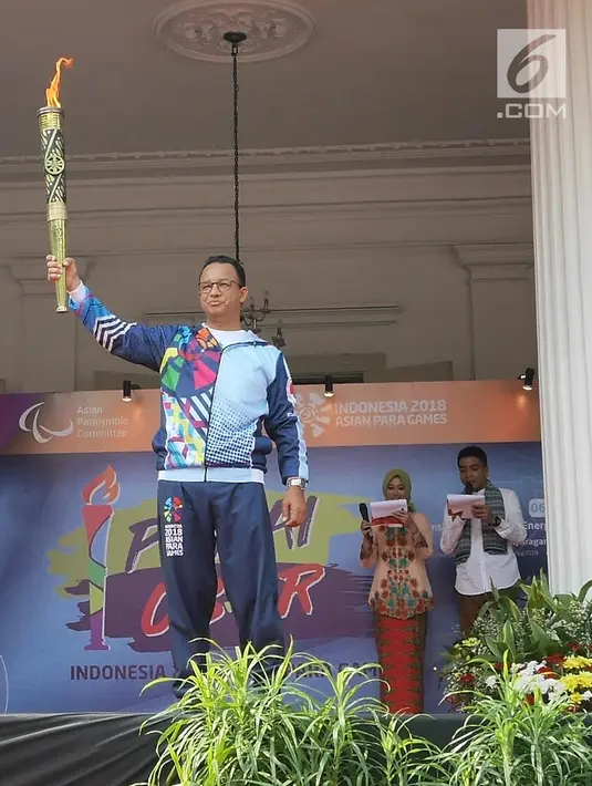 Gubernur DKI, Anies Baswedan mengacungkan api obor Asian Para Games 2018 di Balai Kota DKI Jakarta, Minggu (30/9). Asian Para Games  akan berlangsung 6-13 Oktober 2018 di Jakarta dan Palembang. (Liputan6.com/Herman Zakahria)