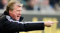Ekspresi pelatih Wolfsburg Steve McClaren di laga lanjutan Bundesliga melawan Borussia Dortmund di Wolfsburg, 29 Januari 2011. Dortmund unggul 3-0. AFP PHOTO / JOHN MACDOUGALL