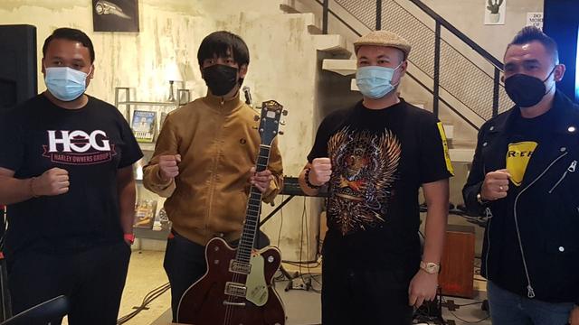 Rian D'Masiv melelang gitar kesayangannya.
