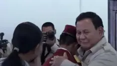Presiden Prabowo Subianto hadir di Sekolah Rakyat Menengah Pertama (SRMP) 17 Tabanan, Bali, pada Minggu, 7 Juni 2026. Dalam kesempatan tersebut, Kepala Negara mendengarkan langsung berbagai kisah perjuangan, harapan, serta ungkapan terima kasih dari para penerima manfaat program Sekolah Rakyat.

...