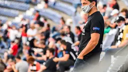 Seorang suporter yang mengenakan masker terlihat di stadion Deutsche Bank Park sebelum pertandingan Bundesliga Jerman antara Eintracht Frankfurt melawan Arminia Bielefeld di Frankfurt, Jerman (19/9/2020). Sekitar 6.500 suporter diizinkan memasuki stadion untuk menonton. (Xinhua/Kevin Voigt)