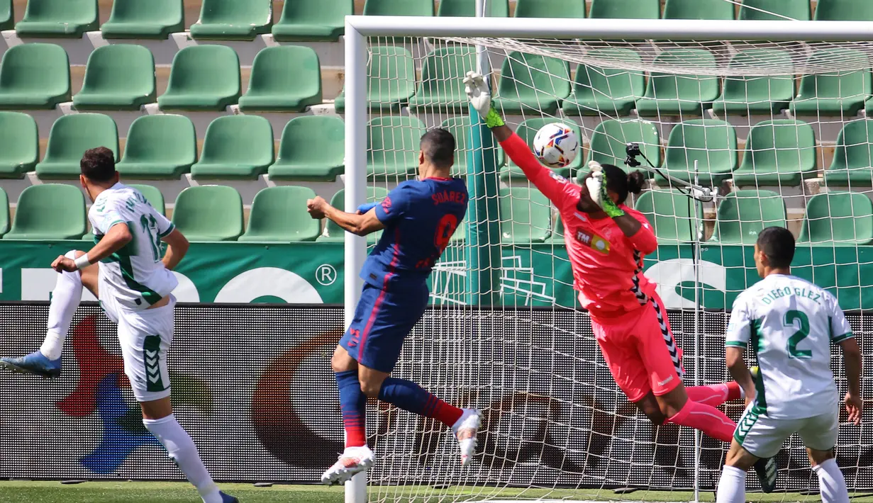 Di menit ke-63, Luis Suarez kembali membobol gawang Elche. Namun lagi-lagi gol ini tidak disahkan karena sang striker sudah offside terlebih dahulu. (Foto: AFP/Jose Jordan)