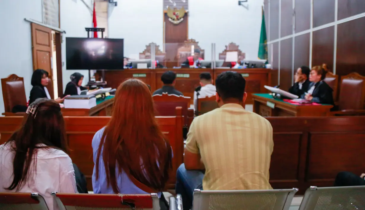 Selain memberi keterangan, Fadly juga mendampingi Becca. [M. Akrom Sukarya/KapanLagi.com]