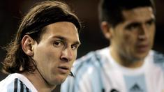 Lionel Messi (kiri) salah satu pemain Timnas Argentina yang yang meraih medali emas pada ajang sepak bola Olimpiade 2008 di Beijing, China. (EPA/Alberto Raggio)