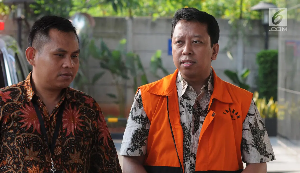 Anggota DPR RI nonaktif Muhammad Romahurmuziy (kanan) tiba di Gedung KPK, Jakarta, Rabu (24/7/2019). Romy diperiksa sebagai tersangka terkait dugaan menerima suap dalam jual beli jabatan di Kemenag Jawa Timur. (merdeka.com/Dwi Narwoko)