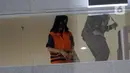 Wakil Direktur PT Adonara Propertindo, Anja Runtuwene usai menjalani pemeriksaan di Gedung KPK, Jakarta, Jumat (20/8/2021). Anja Runtuwene merupakan tersangka dugaan korupsi pengadaan tanah untuk Perumda Pembangunan Sarana Jaya tahun 2019 di Munjul Pondok Ranggon. (Liputan6.com/Helmi Fithriansyah)