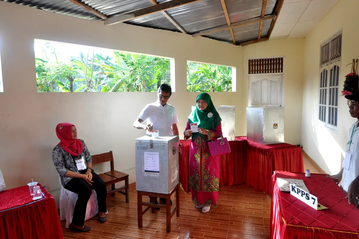 Calon gubernur Sumatera Barat Irwan Prayitno nyoblos