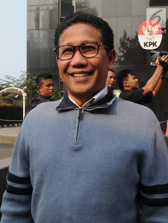 Ketua DPRD Jawa Timur, Abdul Halim Iskandar seusai pemeriksaan di Gedung KPK, Jakarta, Selasa (31/7). Kakak kandung Ketum PKB Muhaimin Iskandar itu diperiksa sebagai saksi untuk tersangka mantan Bupati Nganjuk Taufiqurrahman. (Merdeka.com/Dwi Narwoko)