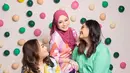 Berbeda dengan konsep yang pertama, kali ini Nathalie dan kedua adiknya menampilkan konsep yang cheerful. Keseruannya tergambar dari outfit yang mereka kenakan masing-masing. Tampil penuh warna, wanita kelahiran 1992 ini memakai outfit dominan pink. Sedangkan kedua adiknya tampil dengan baju dominan kuning dan hijau. (Liputan6.com/IG/@creatinkmoments)