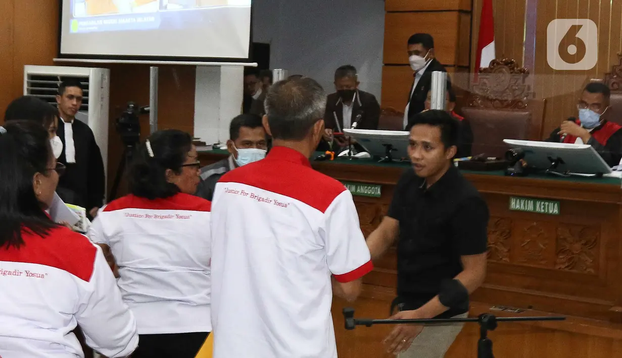 Terdakwa kasus pembunuhan Brigadir Yoshua, Richard Eliezer Pudihang Lumiu bersalaman dengan keluarga Brigadir Yoshua usai mengikuti sidang lanjutan pembunuhan Brigadir Yosua dengan terdakwa Richard Eliezer Pudihang Lumiu di PN Jakarta Selatan, Jakarta, Selasa (25/10/2022). Sidang itu beragenda mendengarkan keterangan saksi diantaranya saksi pelapor Kamaruddin Simanjuntak, kedua orang tua korban Samuel Hutabarat dan Rosti Simanjuntak serta pacar korban Vera Simanjuntak. (Liputan6.com/Herman Zakharia)