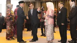 Mantan DK OJK, Muliaman D Hadad memberikan selamat kepada Wimboh Santoso usai dilantik di Jakarta, Kamis (20/7). Acara ini dihadiri sejumlah pimpinan kementerian dan lembaga negara, pelaku industri jasa keuangan. (Liputan6.com/Angga Yuniar)