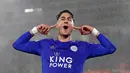 Pemain Leicester City Ayoze Perez melakukan selebrasi usai mencetak gol ke gawang Southampton pada laga Liga Inggris di Stadion St Mary, Southampton, Inggris, Jumat (25/10/2019). Leicester City membantai Southampton 9-0. (AP Photo/Alastair Grant)