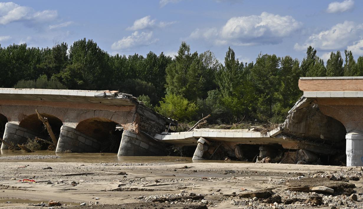 Badai akhir pekan mempengaruhi hampir seluruh negeri, dengan hujan terberat tercatat pada hari Minggu di provinsi pesisir Cadiz, Tarragona dan Castello, menurut kantor cuaca negara bagian Aemet. (Oscar DEL POZO CAÑAS / AFP)