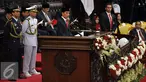 Presiden Joko Widodo memyampaikan Pidato saat sidang tahunan MPR RI, DPR RI dan DPD RI tahun 2016 di Kompleks Parlemen, Jakarta, Selasa (16/8). Sidang tersebut beragendakan penyampaian pidato kenegaraan Presiden Joko Widodo. (Liputan6.com/Johan Tallo)