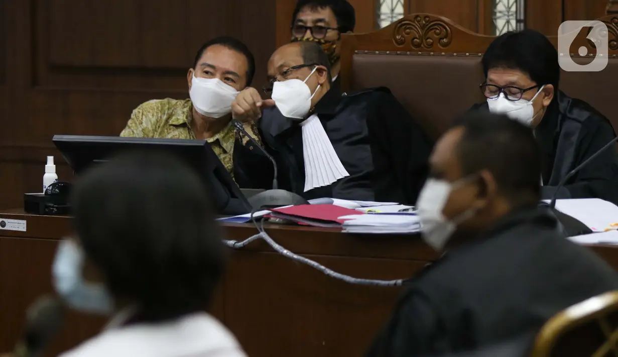 Terdakwa suap penghapusan nama terpidana perkara pengalihan hak tagih atau cessie Bank Bali dari daftar red notice Polri, Djoko S Tjandra (kiri) saat menjalani sidang lanjutan di Pengadilan Tipikor Jakarta, Kamis (19/11/2020). Sidang mendengar keterangan saksi. (Liputan6.com/Helmi Fithriansyah)
