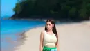 Pesona Body goals Angel Karamoy saat di Pantai Paal, Sulawesi Utara (Foto: Instagram realangelkaramoy)