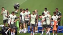 Penyerang Real Madrid asal Prancis, Kylian Mbappe (tengah) bersama rekan-rekannya mengikuti sesi latihan di markas latihan klub di Valdebebas, Madrid pada 18 Agustus 2025. (JAVIER SORIANO/AFP)