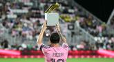 Penyerang Inter Miami asal Argentina, Lionel Messi, berpose dengan trofi MLS Golden Boot menjelang pertandingan playoff Major League Soccer (MLS) melawan Nashville SC di Chase Stadium, Fort Lauderdale, Florida, Amerika Serikat pada 24 Oktober 2025 waktu setempat atau Sabtu (25/10/2025) pagi WIB. (CHANDAN KHANNA/AFP)