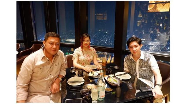 Makan malam bersama dengan ayah dan ibu tirinya, keluarga harmonis.