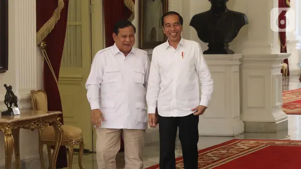 Presiden Joko Widodo tertawa saat menerima Ketua Umum Partai Gerindra Prabowo Subianto di Istana Merdeka, Jakarta, Jumat (11/10/2019). Dalam pertemuan tersebut mereka membahas permasalahan bangsa dan koalisi. (Liputan6.com/Angga Yuniar)