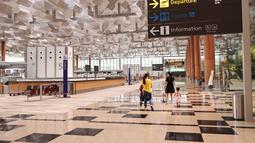Orang-orang berada di terminal 3 Bandara Changi Singapura (7/12/2020). Bandara Changi Singapura tampak sepi jelang menyambut Natal di Tengah Pandemi COVID-19. (Xinhua/Then Chih Wey)