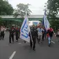 Demonstran dari aliansi serikat buruh se-Jatim menggelar aksi unjuk rasa di kantor Gubernur Jatim yang berlokasi di Jalan Pahlawan, Surabaya, Jatim. (Foto: Liputan6.com/Dian Kurniawan)