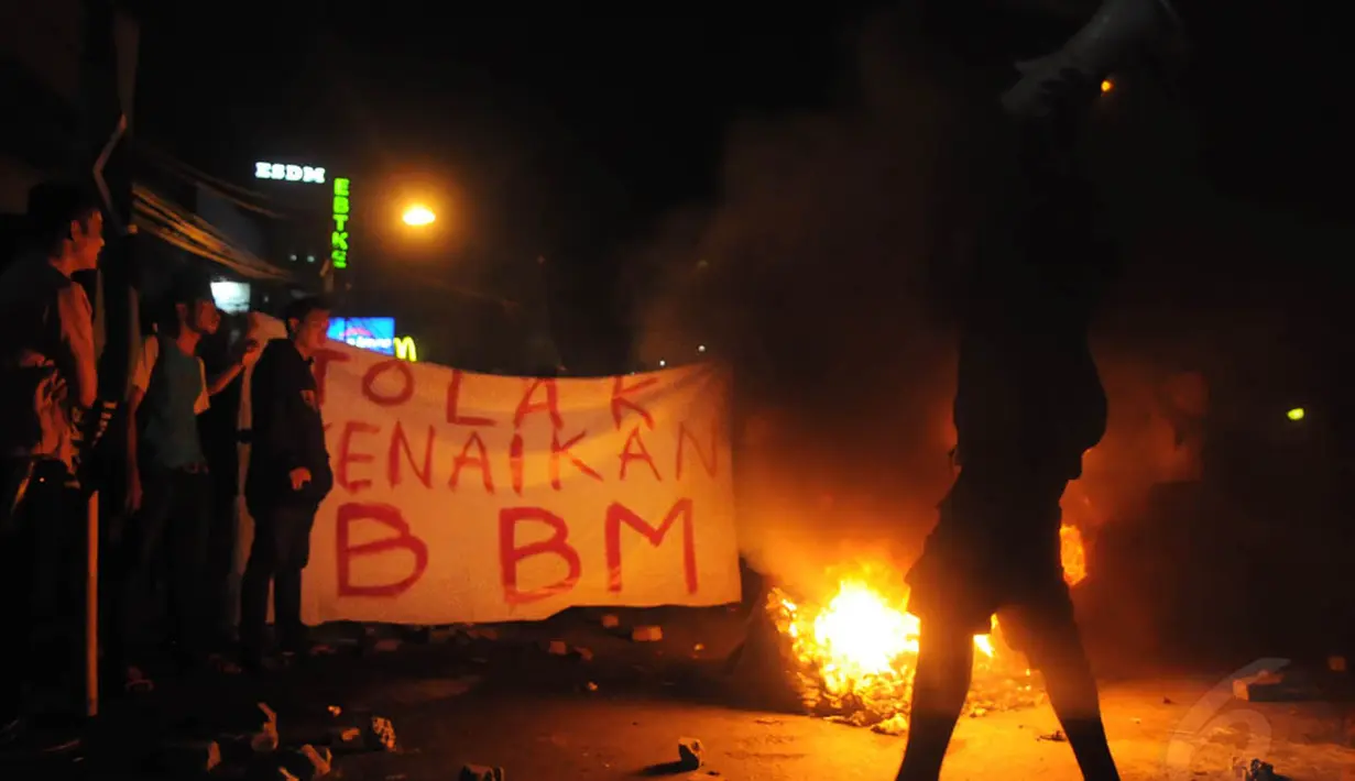 Aksi unjuk rasa yang diwarnai pembakaran ban bekas serta blokade jalan di Jalan Cikini Raya, Jakarta, Senin (17/11/2014). (Liputan6.com/Herman Zakharia)