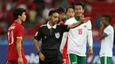 Wasit Khamis Mohamed Al Kuwari menunjuk titik penalti setelah tangan Hansamu Yama Pranata menyentuh bola tendangan Huy Toan Vo. (Bola.com/Arief Bagus)